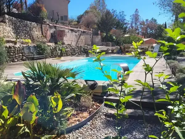 vente terrain à batir avec piscine et dépendances