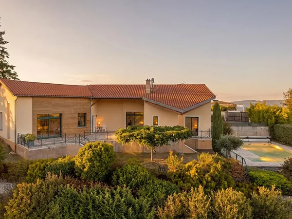 Villa avec piscine et vue sur les monts du Beaujolais