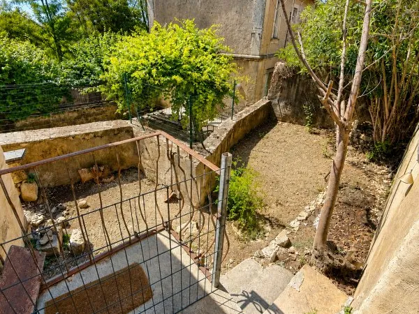 Charmante maison de village rénovée avec jardin, terrasse, grand garage et caves voûtées