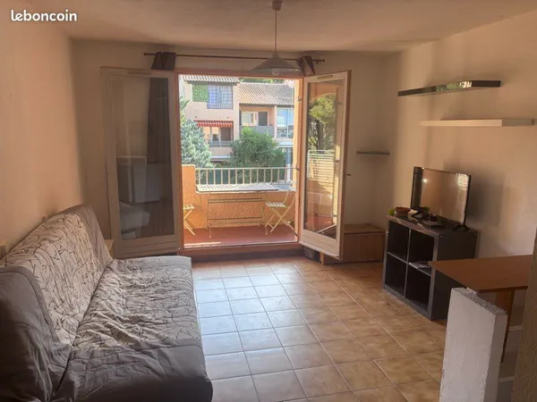 À VENDRE - STUDIO 23 m² À SANARY-SUR-MER - PARKING PRIVATIF - À 5 MINUTES À PIED DE LA MER