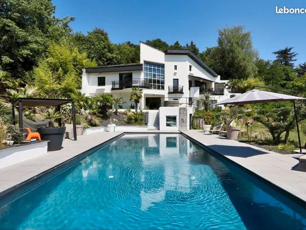 Villa d'architecte à limonest - 305 m² habitables - 5 500 m² de parc - piscine 17 m
