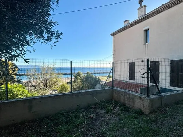 Vue mer spectaculaire et vie de maison, bien rare à l'Estaque