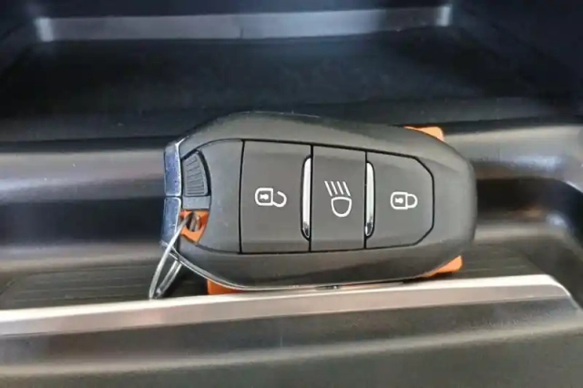 Peugeot 208 puretech 100 s&amp;s bvm6 — photo 31