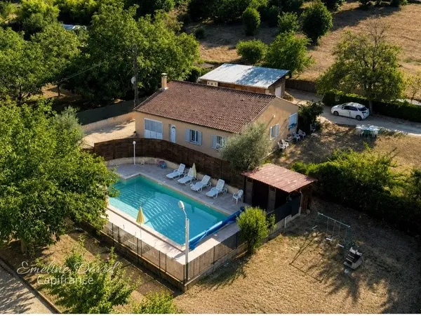 Secteur recherché - Maison de plain-pied avec piscine sur environ 7 000 m²