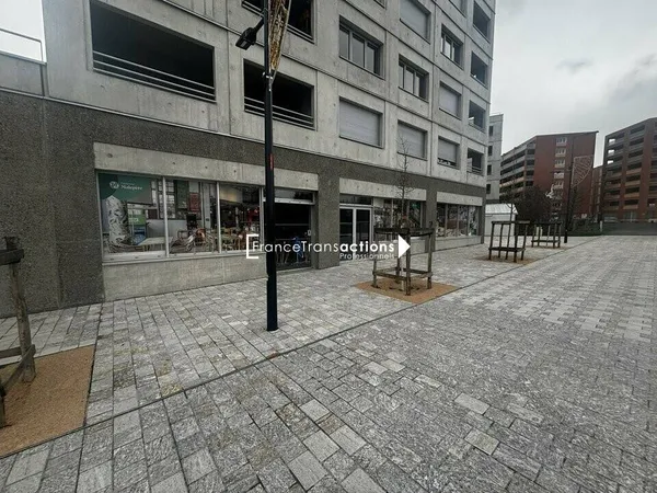 Local commercial 379 m²