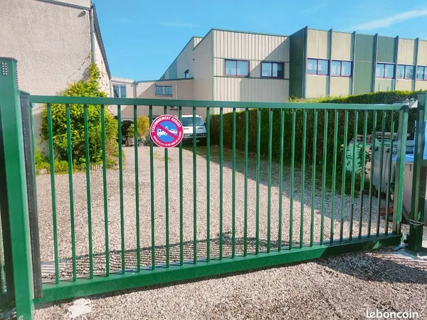 Local entrepôt et bureaux 400m2