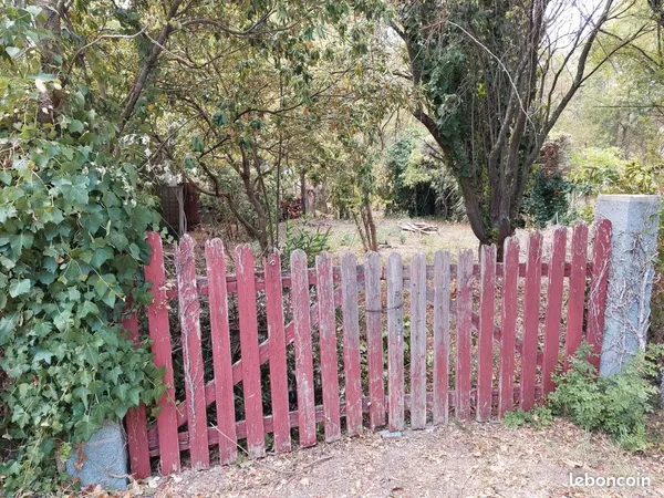 Terrain de loisirs arboré avec cabanon et puit