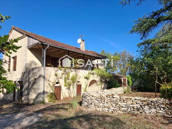 Maison en pierre avec des dépendances