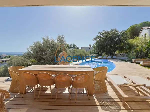 Dans le secteur prisé de Chateaubriand,superbe villa comptem