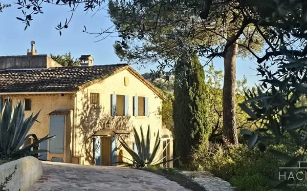 Propriété traditionnelle au calme avec piscine et vue sur le