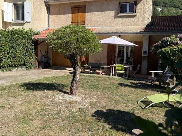 Maison 3 chambres avec jardin, garage et dépendances - Le Cheylard (Ardèche) À vendre au Cheylard, a