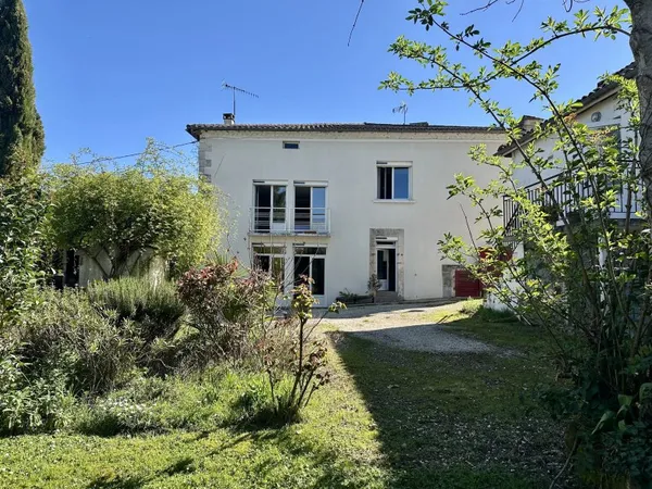 Maison de village avec studio indépendant et grange