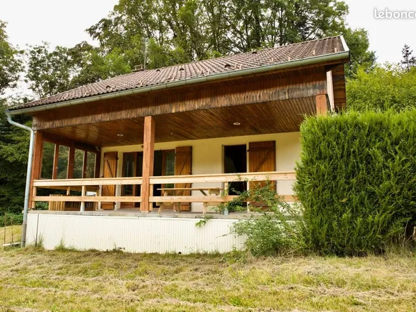 Maison de campagne avec terrasse, vue montagne et terrain de 3 200 m²