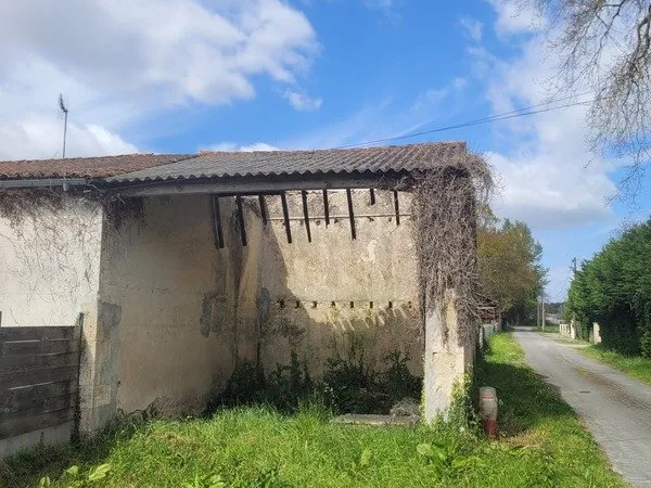 Batisse a vendre avec jardin