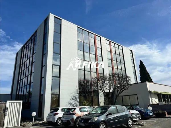 Bureau 179 m²