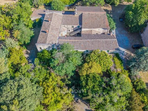 Mas provençal 27 pièces 650 m²