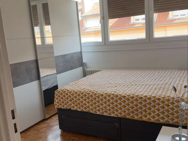 Grande chambre lumineuse