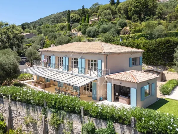 Villa familiale avec vue panoramique dans un domaine résidentiel
