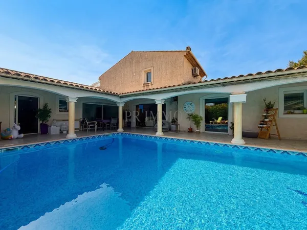 Villa avec piscine, appartement indépendant et nombreux espa