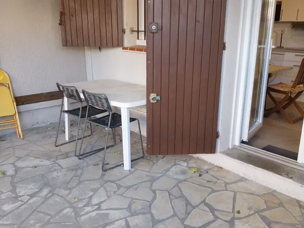 STUDIO MEUBLE AVEC COUR PRIVEE