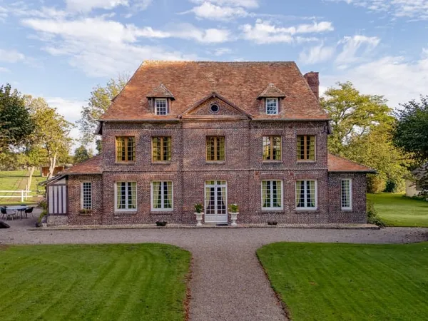 MANOIR NORMAND & SES ANCIENNES ÉCURIES ÉDIFIÉS SUR 3.5 HA CLO