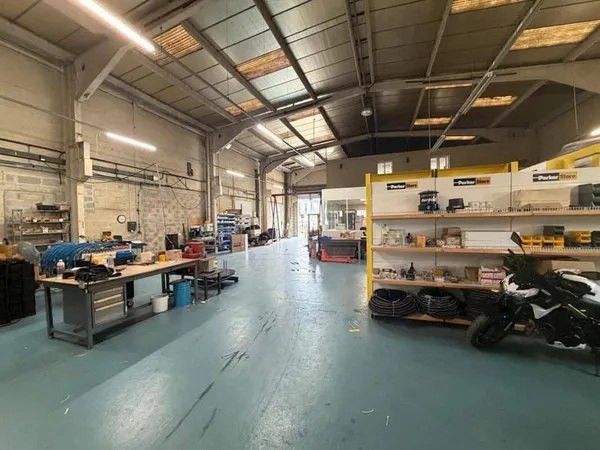 Local d'activité 700 m²