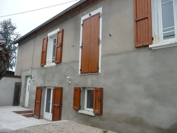 BALBIGNY centre ville proche de tout à pied maison avec gara