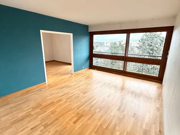 Appartement lumineux, dernier étage