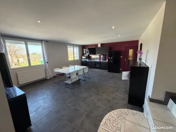 Ytrac - Grand appartement meublé 126 m², 3 chambres, véranda, 2 SDB, volumes atypiques