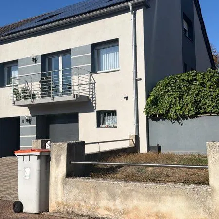 Maison mitoyenne d'un côté complètement rénové