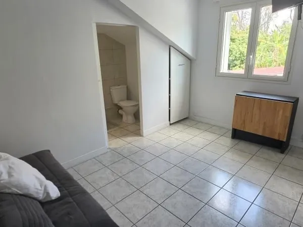 A louer joli studio MEUBLE proche de l'université ( ELECTRICITE, EAU ET WIFI COMPRIS)