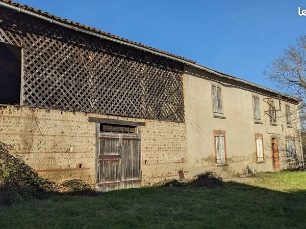 Authentique domaine rural à restaurer sur 11 hectares d'un seul tenant