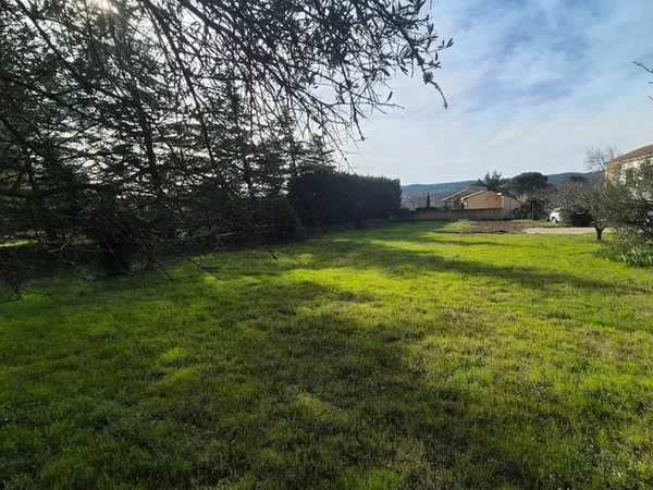 Terrain 878 m²