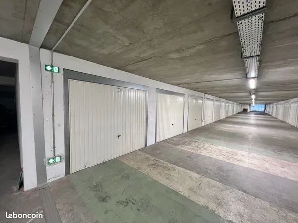 Garage avec compteur électrique et lumière