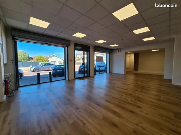 Local commercial à louer à meyzieu - 95 m² - emplacement privilégié - vitrines et stationnement