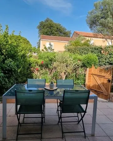 Location a l'année bastidon meublé 32m²Jardin piscine place de parking