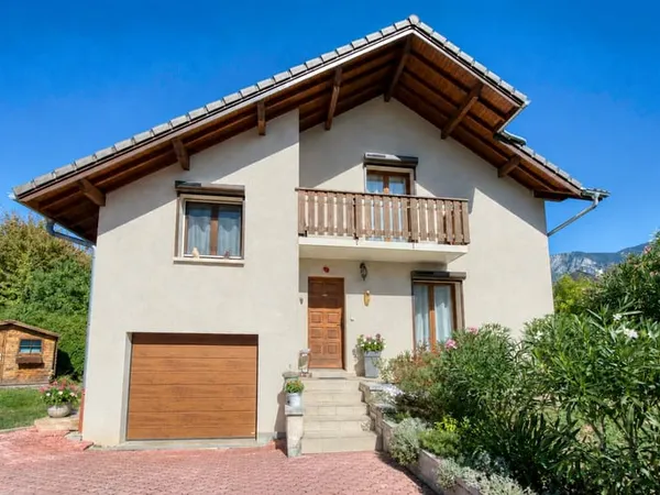 Maison individuelle sur beau terrain de 806 m2 au calme à pr