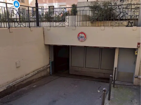 Lyon 1 garage fermé sécurisé. Angle René Leynaud/ montée grande cote
