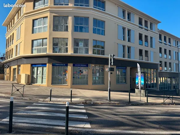 Exceptionnel local commercial aix en provence pont de larc