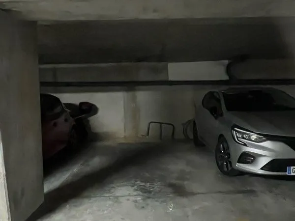 Place de Parking location