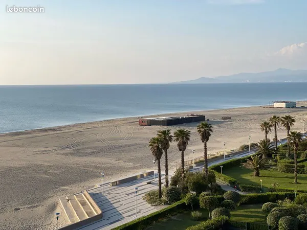 Appartement entièrement rénové, terrasse de 15 m2 face à la mer
