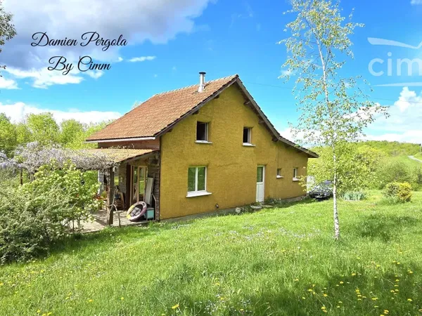 Très jolie maison  d'environ 85 m² construite en terre, paille et bois