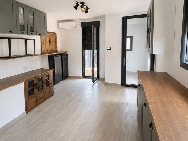 Local stockage entrepot bureau 20m² + cabanon 5m² - parking - Toulon Ouest
