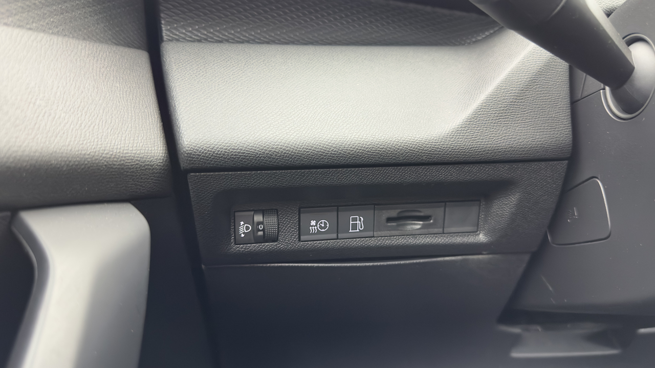 Peugeot 308 SW PHEV 180 e-EAT8 — photo 15