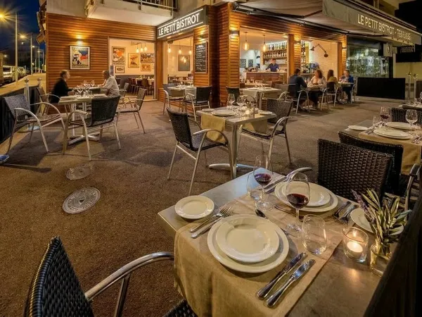 URGENT à saisir rapidement ! Local commercial avec terrasse - 79,80 m² - Coeur de Juan-les-Pins - Em