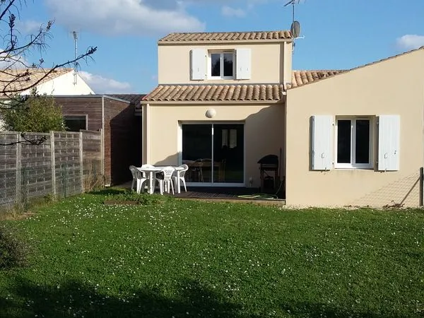à 10 km de la rochelle, maison de 2 chambres avec garage et jardin proche école et commerces