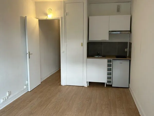 À LOUER - STUDIO 21 m² RÉNOVÉ AVEC BALCON - RÉSIDENCE PARLY 2