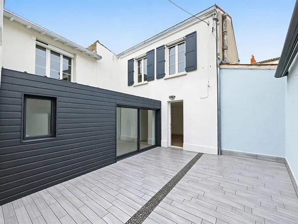 LA ROCHELLE, À 2 MIN À PIED DU MARCHÉ, MAISON AVEC COUR AU CALME ABSOLU