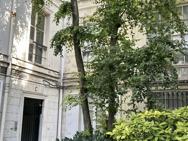 Loue chambre dans maisonnette Paris 6ème, dans un écrin de verdure