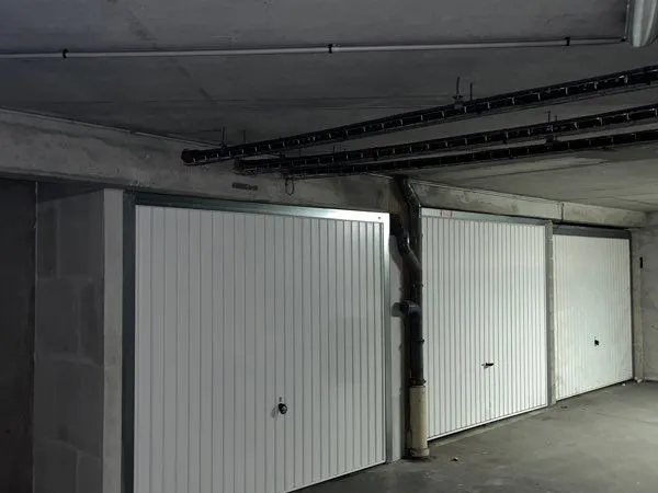 Place de parking boxée